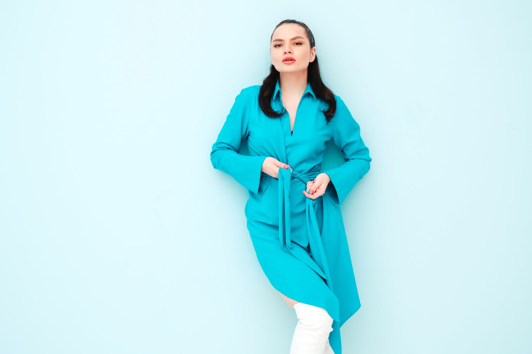 Look 02 — vestido turquesa VECLAL en estudio