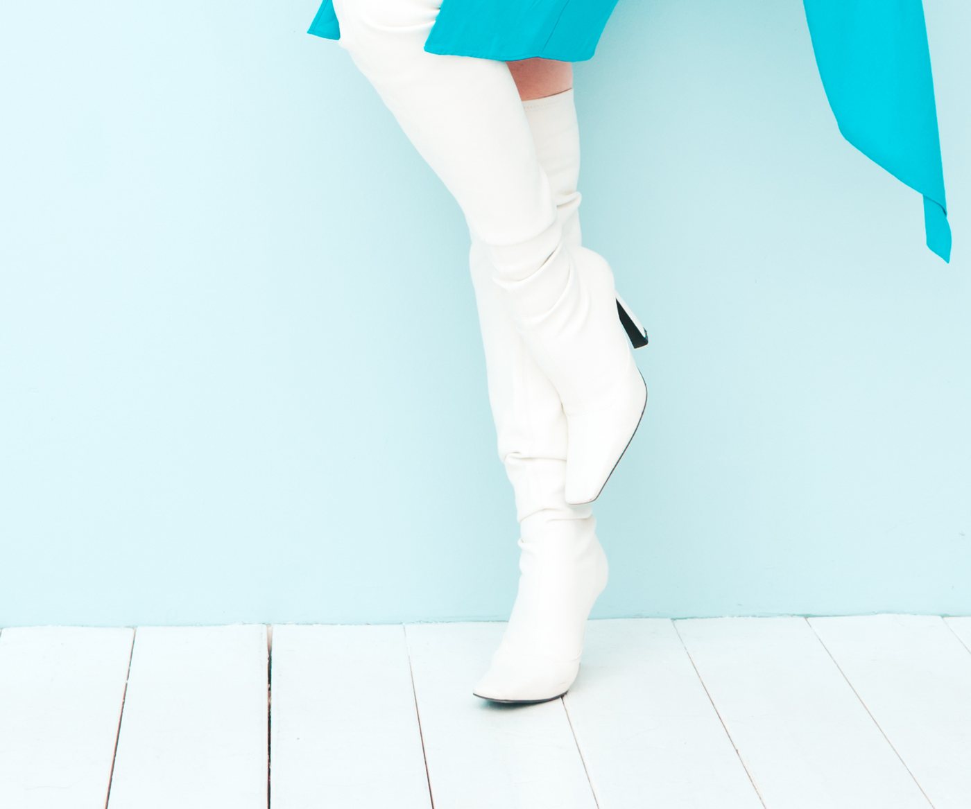 Detalle de bota blanca y vestido turquesa VECLAL